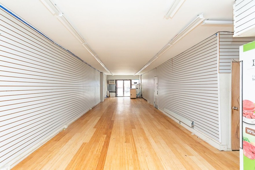 599 Manhattan Ave, Brooklyn, NY for lease - Building Photo - Image 3 of 8