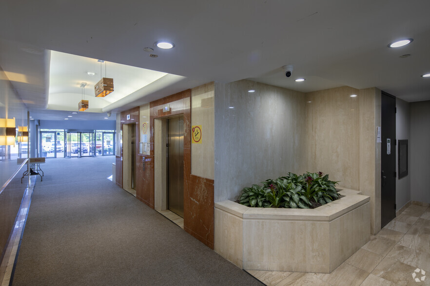 690 Dorval Dr, Oakville, ON for lease - Lobby - Image 2 of 4