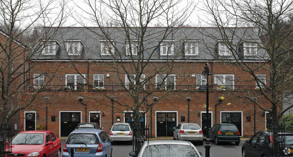 10-14 Linden Sq, Uxbridge for sale - Primary Photo - Image 1 of 1