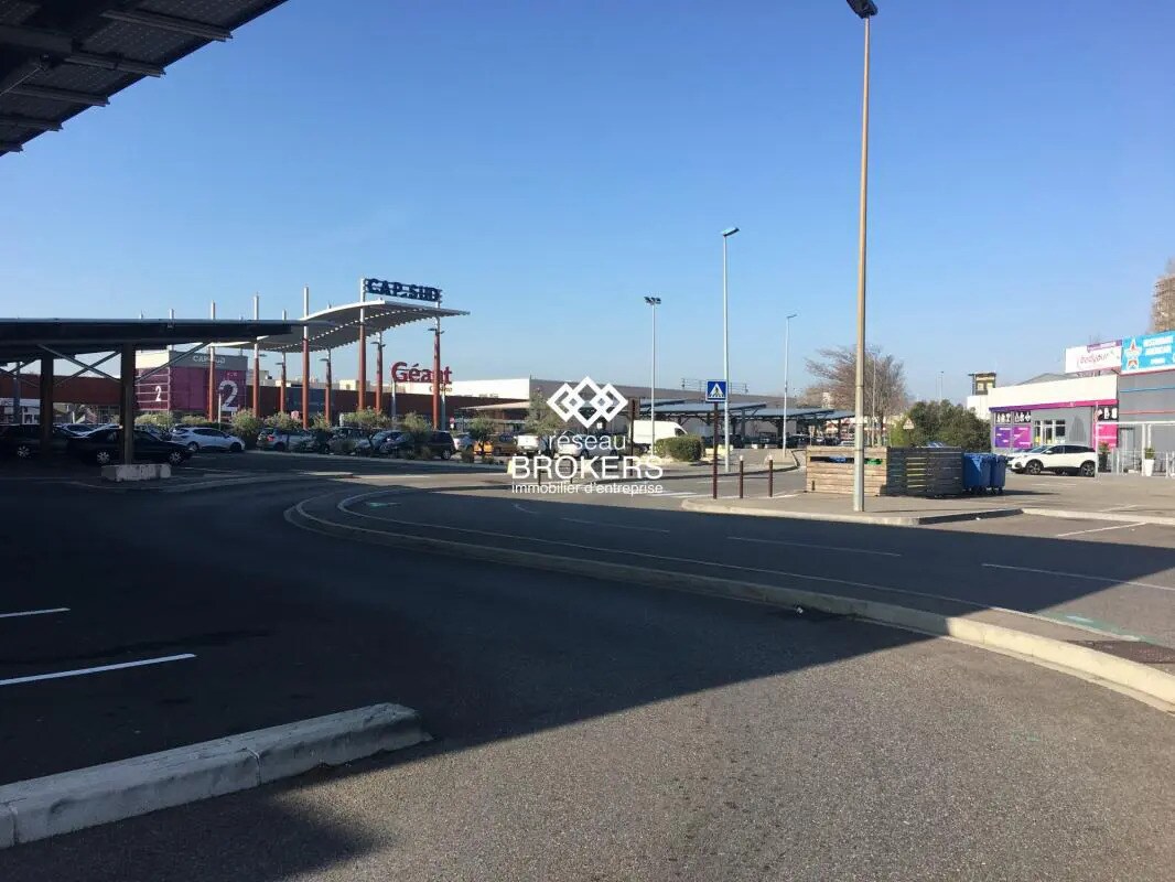 Retail in Avignon for lease Building Photo- Image 1 of 3