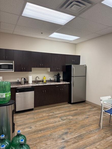 118 East Lake Blvd NE, Airdrie, AB for lease - Interior Photo - Image 3 of 7