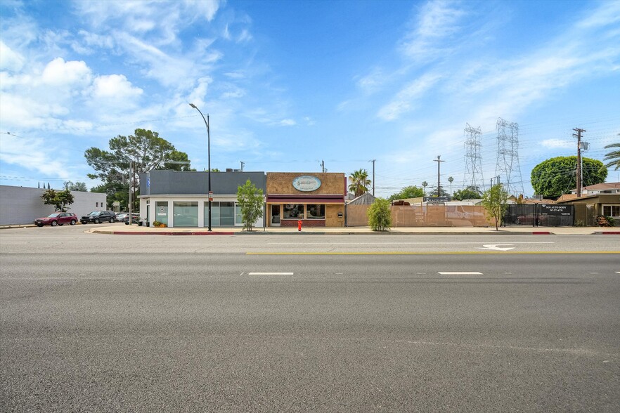 4204 W Burbank Boulevard Portfolio portfolio of 3 properties for sale on LoopNet.com - Building Photo - Image 1 of 8