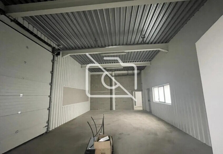 Industrial in Les Ulis for lease - Interior Photo - Image 2 of 4