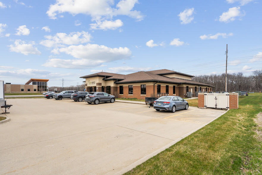 3015 Greyhound Dr, Waterloo, IA for sale - Building Photo - Image 3 of 35