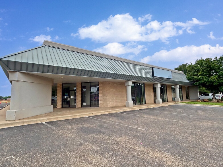 7705 Quaker Ave, Lubbock, TX for lease - Building Photo - Image 1 of 73