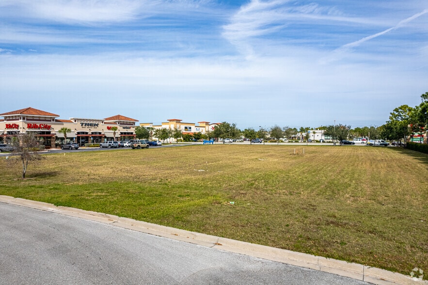 11551 Majestic Palms Blvd, Fort Myers, FL for lease - Building Photo - Image 3 of 6