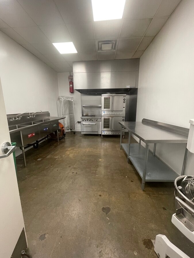 9030 Owensmouth Ave, Canoga Park, CA 91304