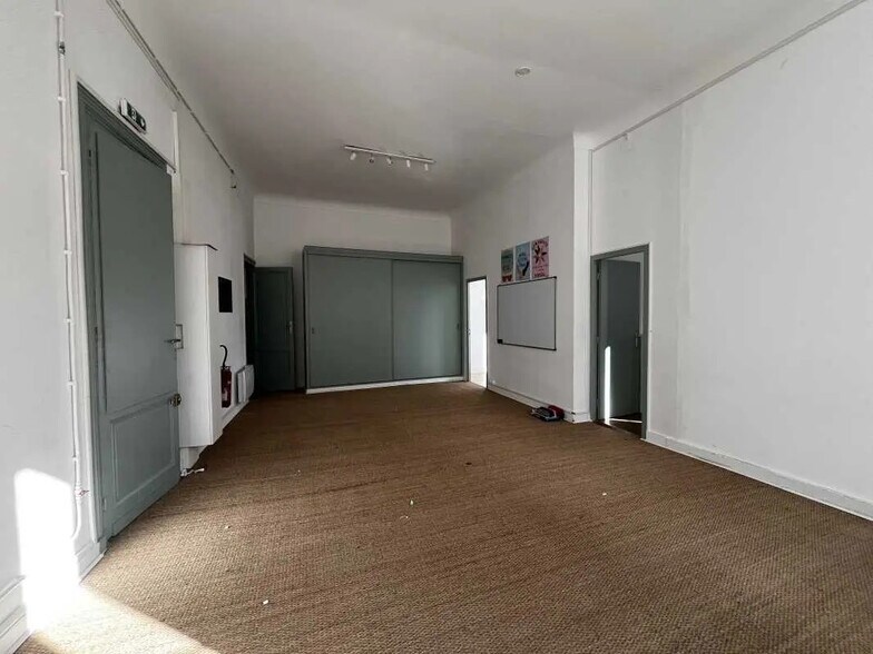 Office in Bordeaux for lease - Interior Photo - Image 2 of 6