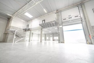  for lease Interior Photo- Image 2 of 3