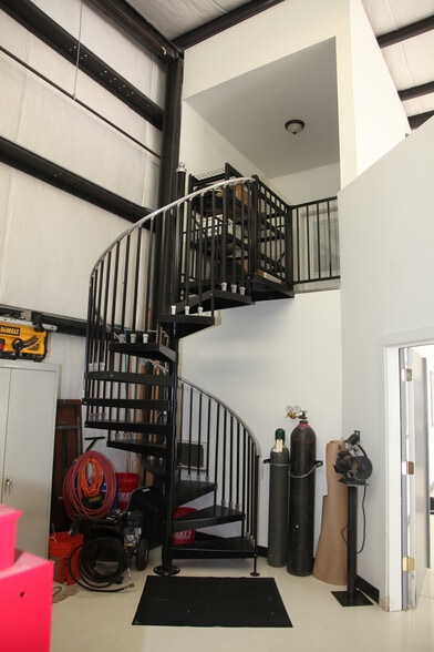 90325 Grumman, Eugene, OR for sale - Interior Photo - Image 3 of 5