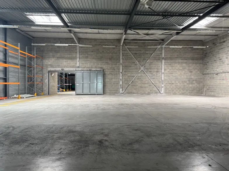 Flex in Taverny for lease - Interior Photo - Image 3 of 12