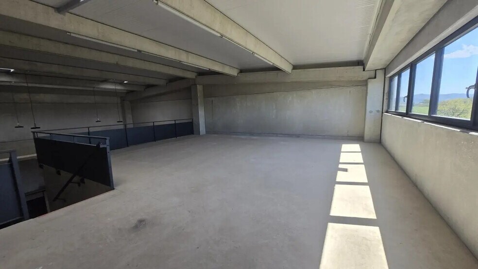 Industrial in Cuers for lease - Building Photo - Image 3 of 7