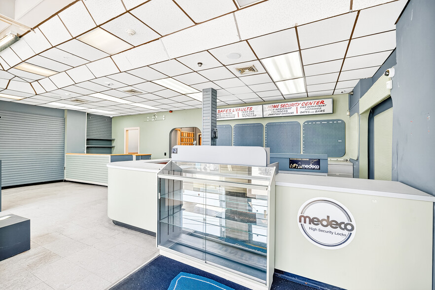 22 W Lincoln Ave, Mount Vernon, NY for lease - Interior Photo - Image 3 of 17