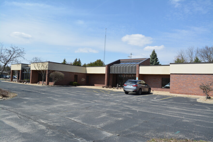 806 Valley Rd, Menasha, WI for lease - Building Photo - Image 2 of 9