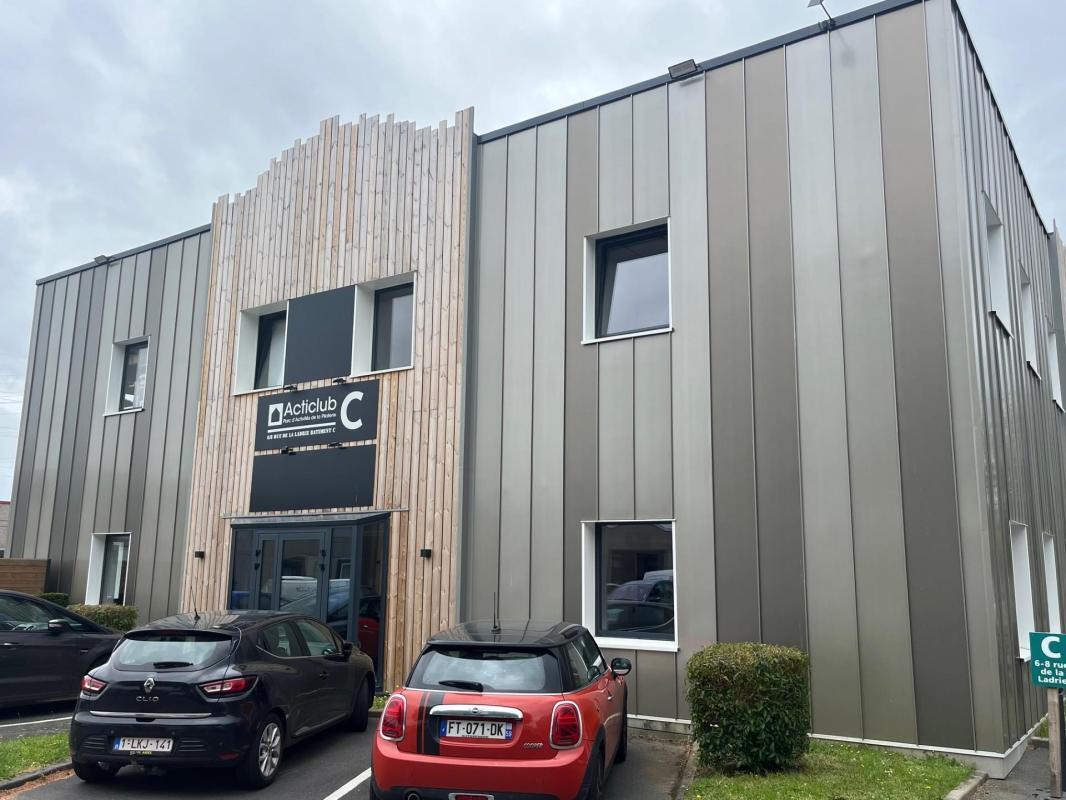 Office in Wasquehal for lease Building Photo- Image 1 of 5
