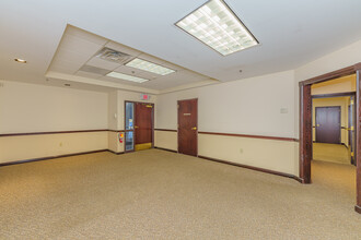 10 Maxwell Dr, Clifton Park, NY for lease Interior Photo- Image 2 of 30