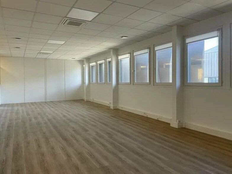 Office in Le Havre for lease - Interior Photo - Image 1 of 3