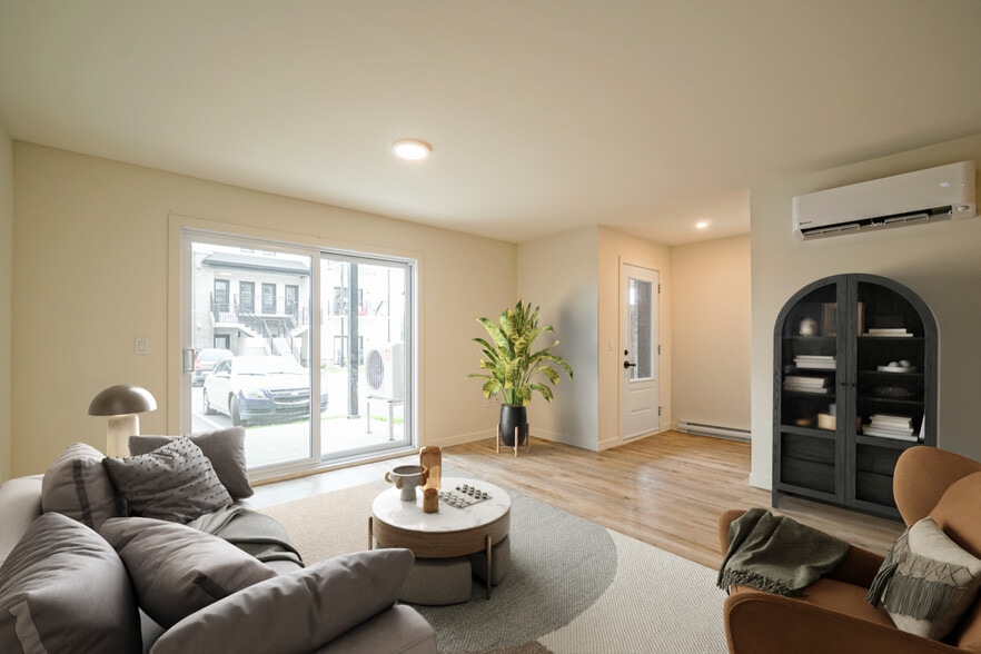 765 Rue Rachel-Hébert, Coaticook, QC for sale - Building Photo - Image 2 of 8