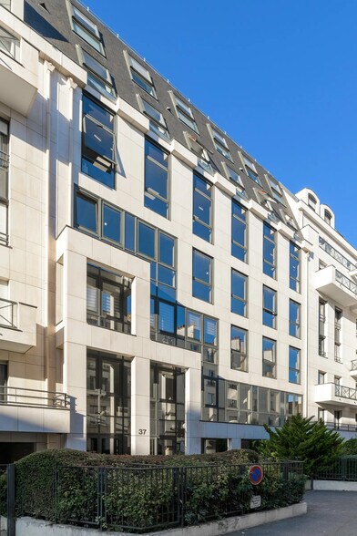 37 Rue Adam Ledoux, Courbevoie for sale - Building Photo - Image 2 of 7