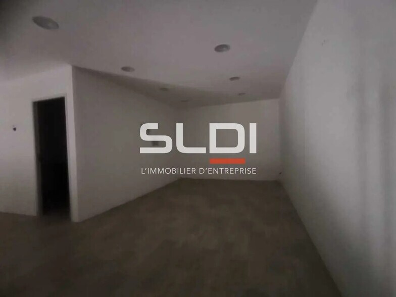 Flex in Saint-Jean-de-Bournay for lease - Interior Photo - Image 2 of 7