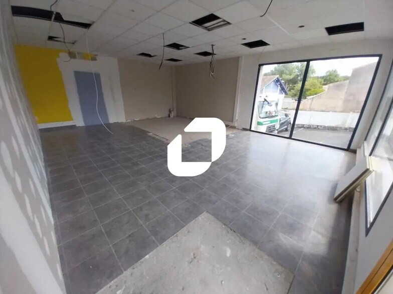 Retail in Eysines for lease - Interior Photo - Image 2 of 4