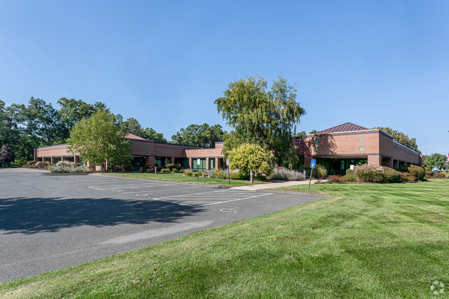 310-330 W Newberry Rd, Bloomfield, CT for lease - Primary Photo - Image 1 of 11