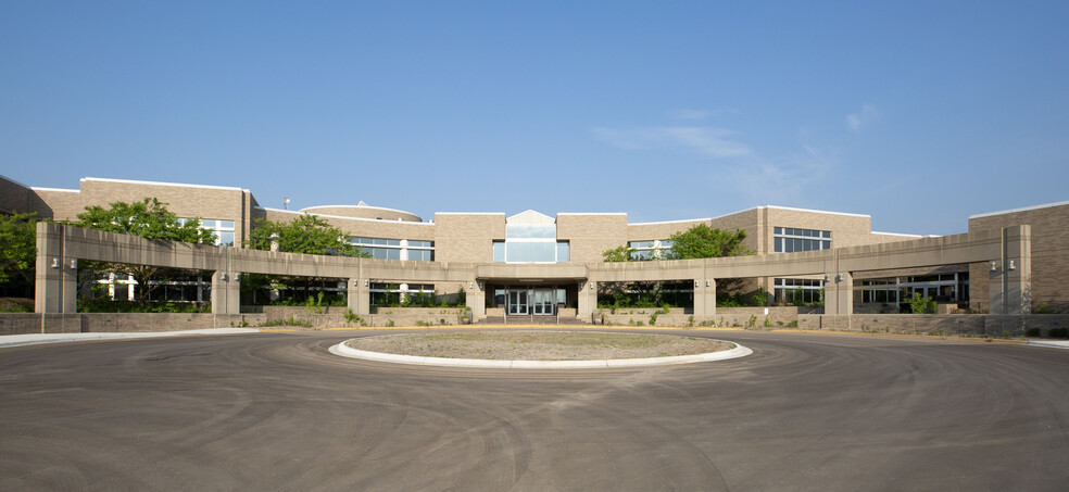 1 Oakridge Dr, Chaska, MN for lease - Building Photo - Image 1 of 20