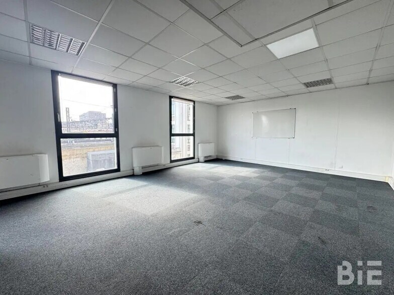 Office in Bordeaux for lease - Interior Photo - Image 3 of 13