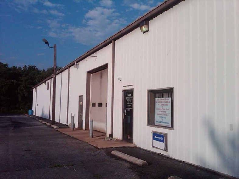 4949 Queen St, Harrisburg, PA for lease - Building Photo - Image 3 of 8