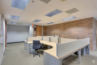 2000 S Batavia Ave, Geneva, IL for lease Interior Photo- Image 2 of 9