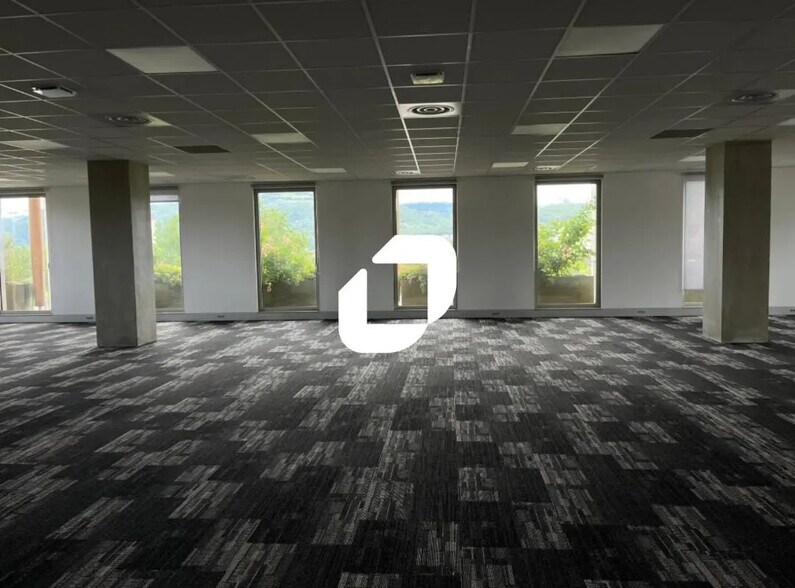 10 Bis Avenue Des Ftpf, Échirolles for lease - Interior Photo - Image 2 of 6