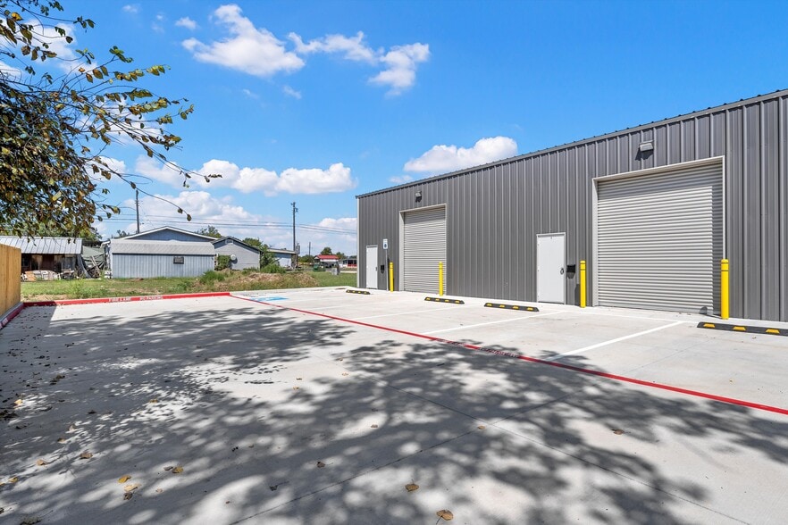 210-212 Stanfield Dr, Waco, TX for lease - Building Photo - Image 2 of 19