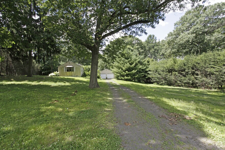 574 Plains Rd, Milford, CT 06461