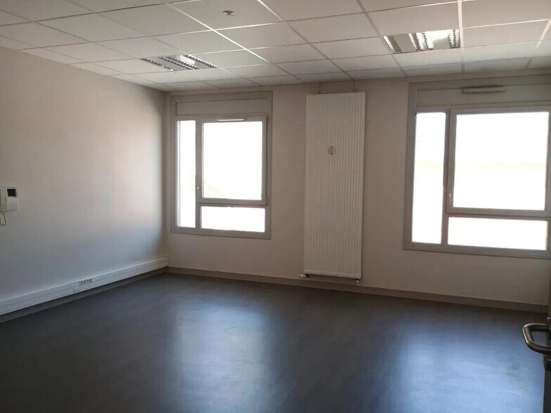 Flex in Heyrieux for lease - Interior Photo - Image 1 of 5