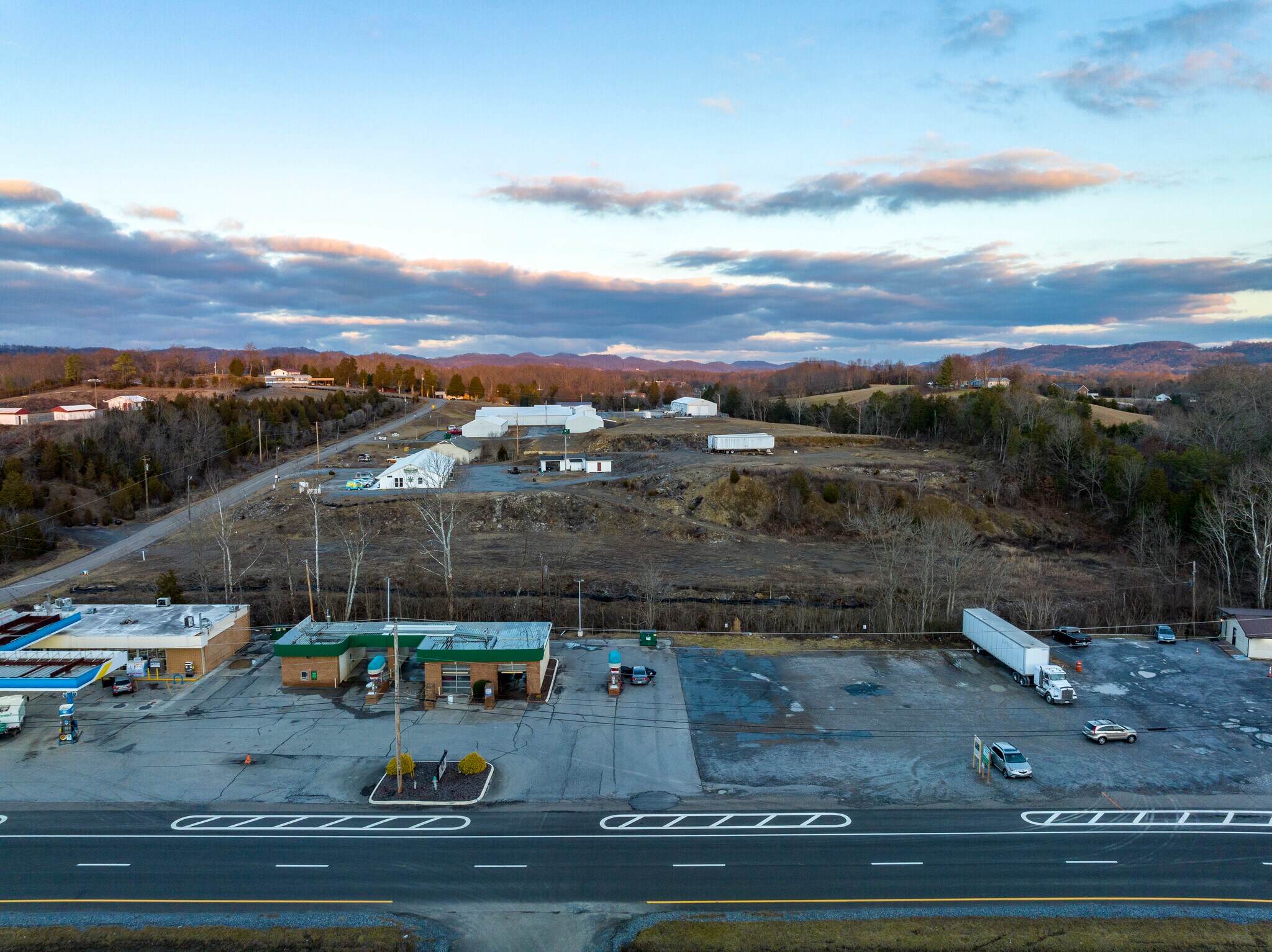 2721 N John B Dennis Hwy, Kingsport, TN 37660 Operating Car Wash