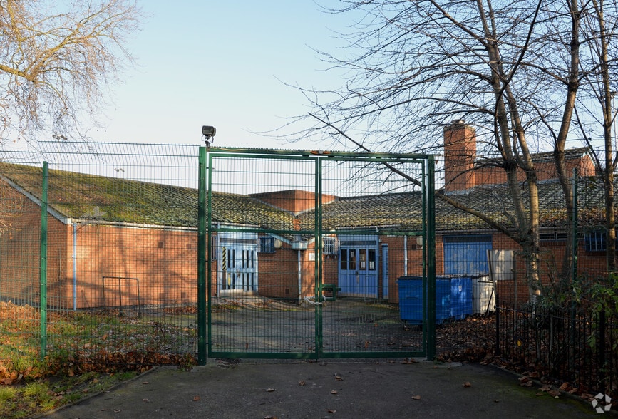 The Mayphil industrial Area portfolio of 5 properties for sale on LoopNet.com - Primary Photo - Image 2 of 4