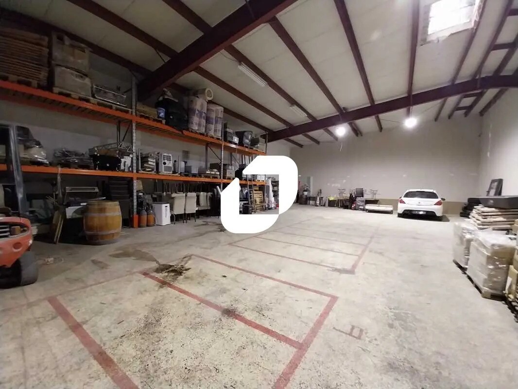 Office in Les Essarts-le-Roi for lease Interior Photo- Image 1 of 8