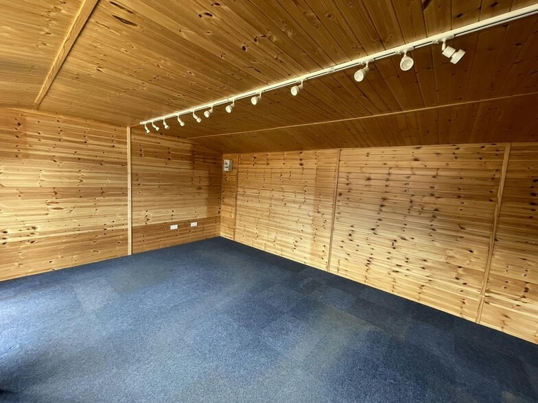 Front Sales Unit Blackbrooks Sedlescombe, Battle for lease - Interior Photo - Image 3 of 3