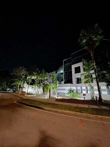 2937 SW 27th Ave, Coconut Grove, FL for lease - Building Photo - Image 2 of 4