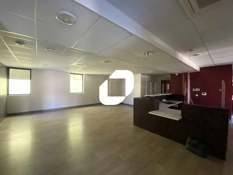 Office in Bordeaux for lease Interior Photo- Image 1 of 23