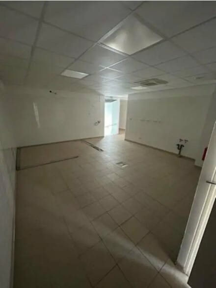 Retail in Lyon for lease - Interior Photo - Image 2 of 8