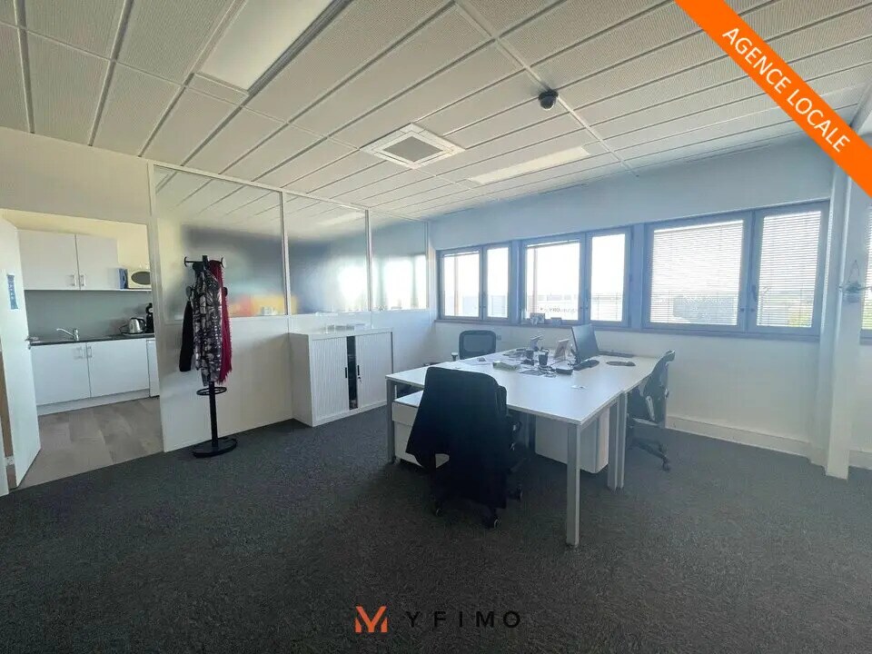 Office in Buchelay for lease Interior Photo- Image 1 of 5