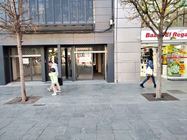 Plaça Lluis Perpinya, 6, Granollers, Barcelona for lease - Building Photo - Image 2 of 3