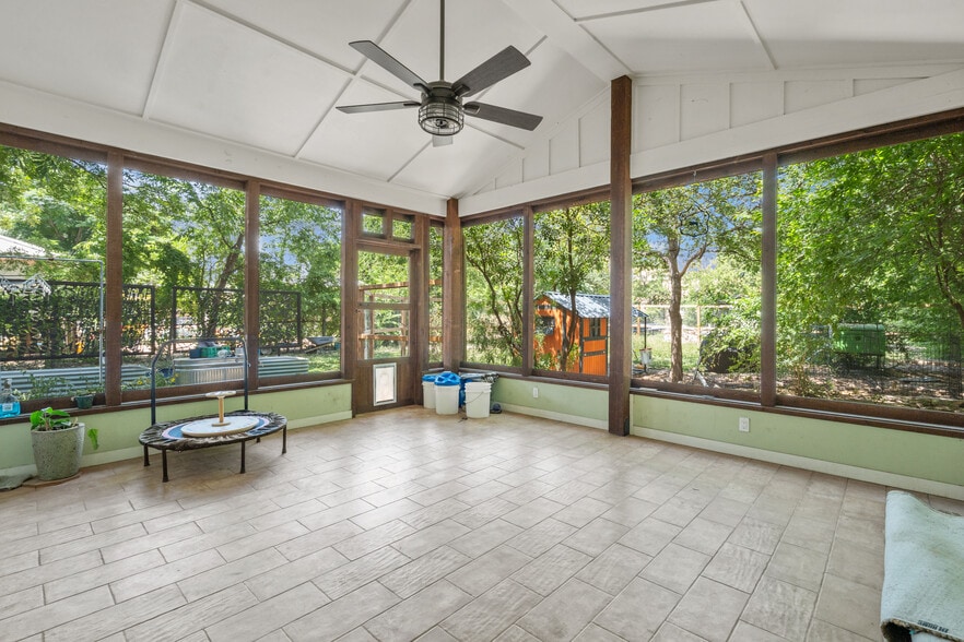 1012 N Flores St, San Antonio, TX for lease - Building Photo - Image 3 of 20