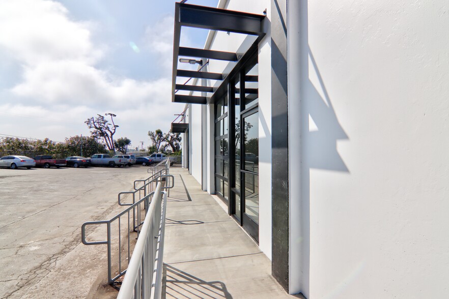 3860 E Main St, Ventura, CA for lease - Building Photo - Image 2 of 16