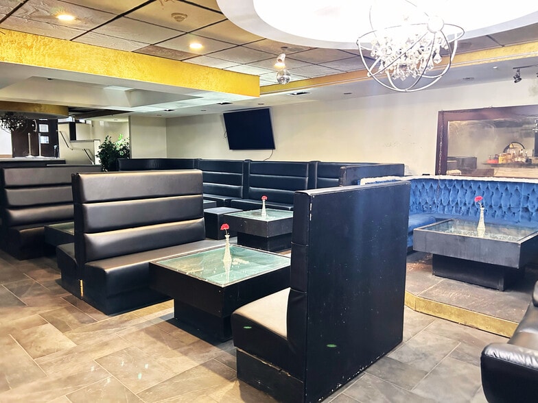 10511 82 Av NW, Edmonton, AB for sale - Building Photo - Image 3 of 15