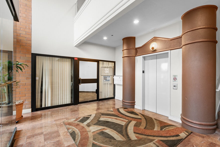 9810-9850 E Burnside St, Portland, OR for lease - Building Photo - Image 2 of 7