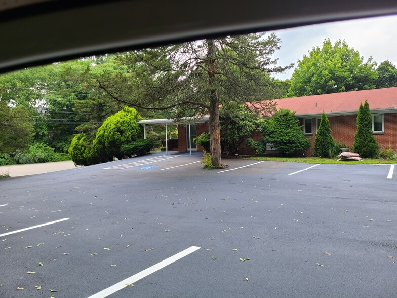 27 Crestview Dr, Westerly, RI 02891 Office for Lease