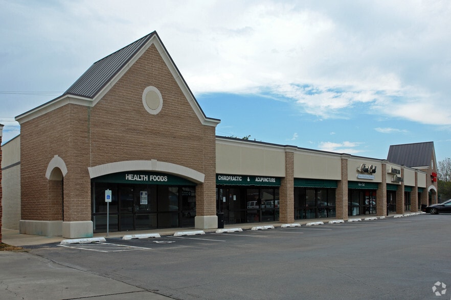 7913-7933 N May Ave, Oklahoma City, OK for lease - Primary Photo - Image 2 of 4