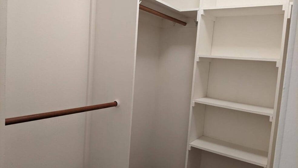 8272 Lambert Dr, Huntington Beach, CA for lease - Interior Photo - Image 2 of 2